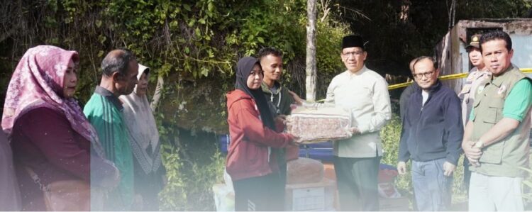 Korban Kebakaran di Tanah Hitam Terima Bantuan 1 BANTUAN KORBAN KEBAKARAN— Pj Wako Padang Panjang Sonny serahkan bantuan pada keluarga korban kebakaran, di RT 9, Sungai Andok, Kelurahan Tanah Hitam.