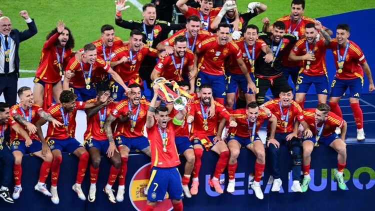 Spanyol Juara Euro 2024 Usai Kalahkan Inggris, Rodri MVP, Lamine Yamal Pemain Muda Terbaik 1 ANGKAT TROFI— Pemain Sapnyol merayakan keberhasilan mereka meraih trofi Euro 2024 usai di partai final mengalahkan Inggris dengan skor 2-1 di Olympiastadion, Berlin, Jerman, Senin (15/7).
