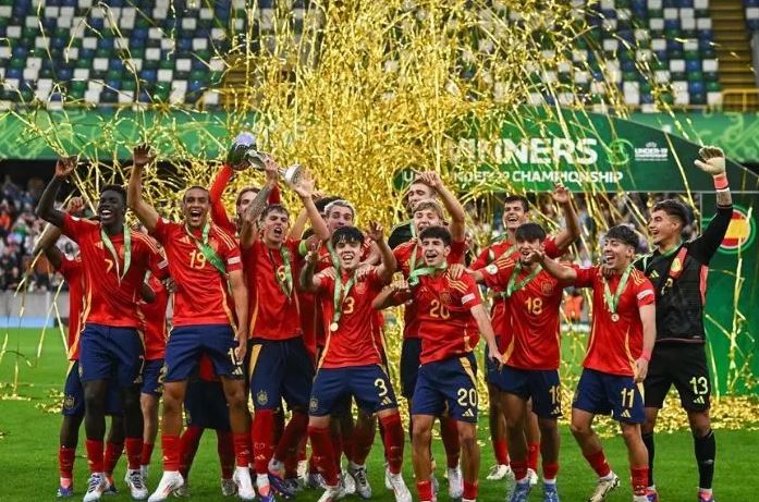 Spanyol Juara Euro U-19 Setelah Jungkalkan Prancis 2-0 1 ANGKAT TROFI— Punggawa Timnas Spanyol U19 mengangkat trofi usai menjuarai Euro U19 dengan mengalahkan Prancis 2-0 dalam partai final yang digelar di Windsor Park, Belfast pada Senin (29/7) dini hari WIB.