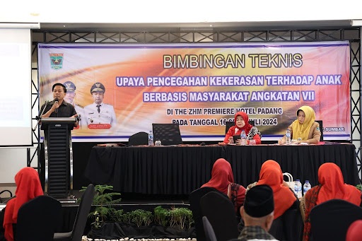 Prihatin Penganiayaan Balita di Pasbar, Suwirpen: Perlindungan Anak Tangungjawab Bersama, Jangan Ragu Melapor 1 BIMTEK--Wakil Ketua DPRD Sumbar Suwirpen, saat membuka Bimbingan Teknis (Bimtek) Upaya Pencegahan Kekerasan Terhadap Anak Berbasis Masyarakat Angkatan VII di sebuah hotel di Kota Padang. Selasa (16/7).