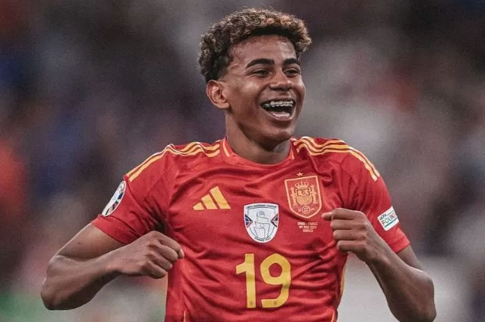 Barcelona Tolak Tawaran Rp4,3 Triliun untuk Lamine Yamal 1 BINTANG EURO— Lamine Yamal berpotensi jadi pemain termahal di Euro 2024 setelah Barcelona menolak tawaran Rp4,3 Triliun.