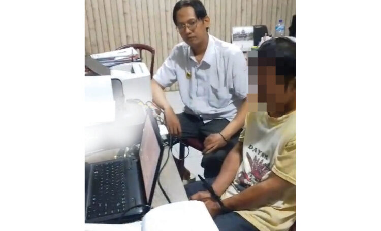 PEMERKOSAAN— Pelaku AF (41) 
yang memperkosa putri tirinya menjalani 
pemeriksaan di Polresta Padang 
usai ditangkap.