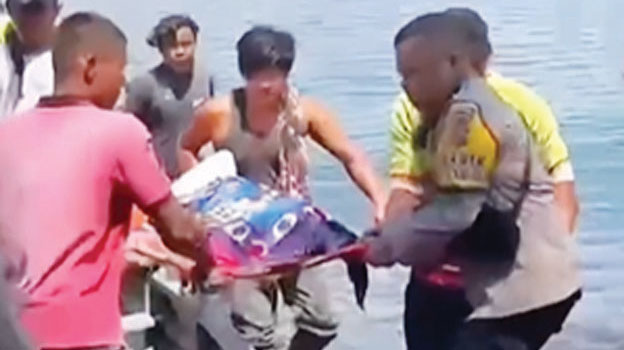 Pencari Pensi Tewas Mengambang di Danau Singkarak, Ember Terikat di Pinggang, Ditemukan oleh Atlet Dayung 1 EVAKUASI— Polisi bersama warga mengevakuasi jenazah pencari pensi yang ditemukan tewas mengambang di Danau Singkarak.