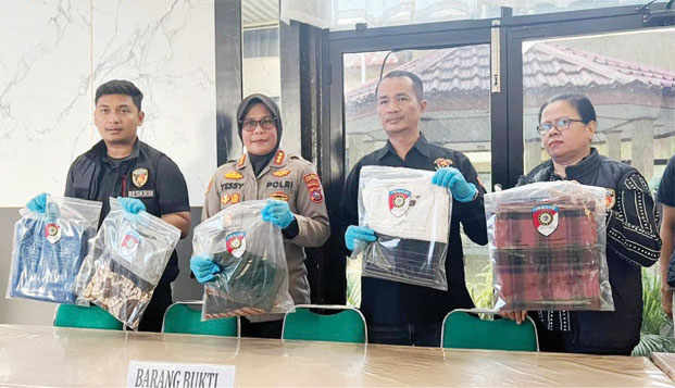 PERLIHATKAN BUKTI— Kapolresta Bukittinggi, Kombes Pol Yessy Kurniati memperlihatkan barang bukti kasus pencabulan terhadap santri di Ponpes MTI Candung yang 
dilakukan dua oknum guru.