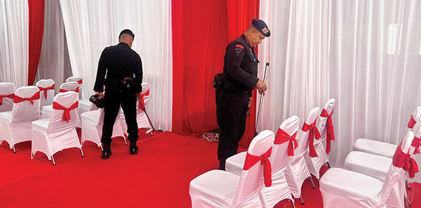 Amankan Pendaftaran Cagub dan Cawagub, Tim Jibom Polda Sumbar Sterilisasi Kantor KPU 1 STRELISASI— Tim jibom Satbrimob Polda Sumbar melakukan penyisiran di seluruh area Kantor KPU Sumbar menjelang pendaftaran cagub dan cawagub.