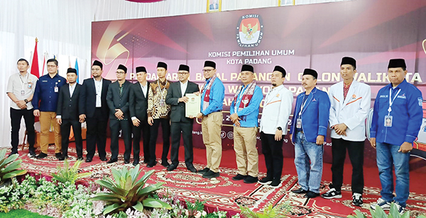 Pertama, M. Iqbal dan Amasrul Resmi Mendaftar ke KPU 1 PASLON PERTAMA MENDAFTAR— Paslon Bacalon Wali Kota dan Wakil Wali Kota Padang, M. Iqbal-Amasrul, menjadi pasangan pertama yang resmi mendaftar ke KPU Kota Padang sebagai kontestan pada Pilkada Kota Padang 2024, Selasa (27/8).