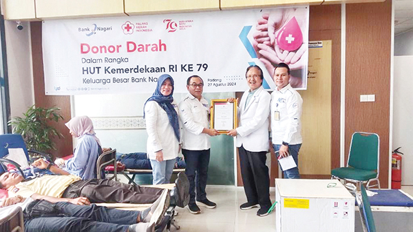 Pastikan Gizi Siswa Terpenuhi, Program Genius Kembali Dilakukan di 3 SDN Kota Padang 1 PROGRAM GENIUS— Asisten Administrasi Umum Sekretariat Daerah Kota Padang Corri Saidan, melaunching program Genius untuk tahun 2024, di di SDN 09 Surau Gadang, Senin (26/8).