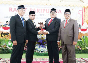 Anggota DPRD Kabupaten Tanah Datar Periode 2024-2029 Resmi Dilantik, Bupati Eka Putra: Melangkah Bersama Waujudkan Janji Kampanye yang Telah Disampaikan