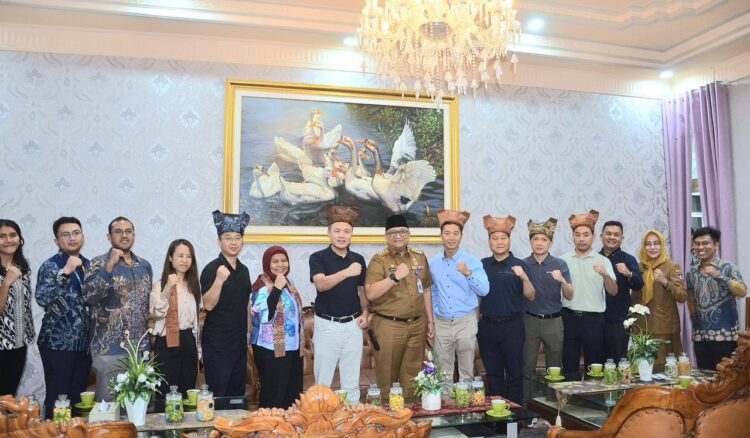 Pj Walikota Padang, Andree Algamar saat menerima kunjungan Urban-Act, GIZ, dan Shenzhen Bus Group di Rumah Dinas Walikota Padang.