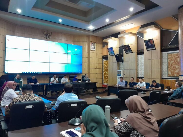 Padang Akan Segera Jadi Kota Hijau Rendah Karbon, dan Berbasis Ketahanan Iklim 1 Pj Sekda Kota Padang, Yosefriawan saat menutup rangkaian acara Forum Group Discussion (FGD) Energi Terbarukan di Balaikota Padang. Rabu, (24/7).