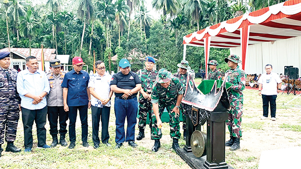 TMMD ke-121 Padang Pariaman Resmi Ditutup, Siapkan Infrastruktur untuk Tingkatkan Kesejahteraan Masyarakat 1 Kepala Staf Korem 032/Wirabraja Kolonel Inf Sapta Marwindu Ibraly, didampingi Bupati Suhatri Bur memukul gong sebagai tanda berakhirnya kegiatan TMMD ke-121.