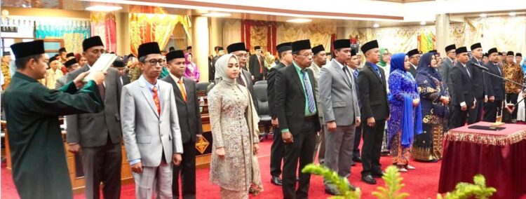 PENGAMBILAN SUMPAH—Sebanyak 20 anggota DPRD Kota Padang panjang masa bakti 2024-2029  diambil sumpahnya, di Gedung DPRD, Selasa (13/8)