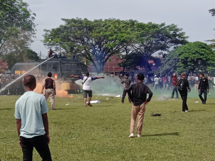 Massa Anarkis Serang Anggota Polres Pessel, Polres Turunkan Mobil Water Cannon 1 200aa88e 62c6 4a01 a948 2b34cebcf29e