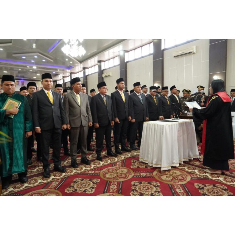 PELANTIKAN— Sebanyak 25 anggota DPRD Solok Selatan Periode 2024-2029 saat dilantik jabatannya usai mengucapkan sumpah jabatannya, Rabu (14/8).