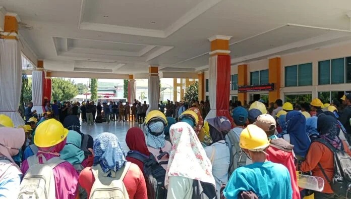 2 Bulan Tak Bekerja dan Terancam Kena PHK, Ratusan Karyawan PT LIN Seruduk Kantor Bupati Pasbar 1 DEMO— Ratusan karyawan PT LIN Kinali melakukan aksi demonstrasi di Kantor Bupati Pasbar.