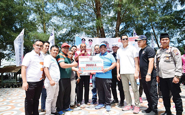 Bola Voli Bupati Cup 24 Digelar dan Tarkam Dibuka Bupati Suhatri Bur, KORMI Padangpariaman Dukung Tarkam 2024 1 BUPATI Suhatri memberikan hadiah sekaligus menutup Kejuaraan Tarkam 2024.