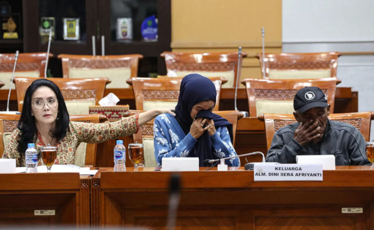 MENGADU— Anggota DPR Rieke Diah Pitaloka (kiri) bersama adik dan ayah Almarhumah Dini Sera Afirianti, Alfikarisma (tengah) dan Ujang Suherman (kanan) saat mengadukan vonis Bebas Ronald Tannur ke Komisi III DPR.