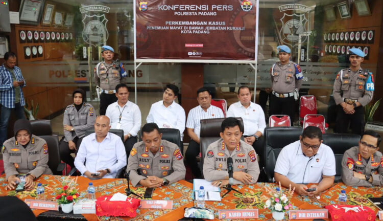 KONFERENSI PERS— Kabid Humas Polda Sumbar Kombes Dwi Sulistyawan didampingi Wakapolresta Padang, Dirreskrimum, Dirintel saat konferensi pers perkembangan penyelidikan kasus kematian 
Afif Maulana.