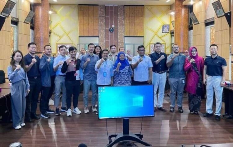 Kota Padang Secara Bertahap Akan Beralih Ke Transportasi Ramah Lingkungan 1 Foto bersama Jajaran Pemko Padang usai melakukan FGD bersama GIZ dan Shenzhen Bus Group di Balaikota Padang, Rabu, (24/7)