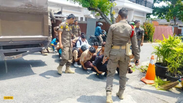 28 Pelajar Terjaring Razia saat Nongkrong dan Main Dadu Domino 1 BOLOS JAM SEKOLAH— Puluhan pelajar SMA terjaring razia rutin yang dilalukan Satpol PP Padang, Kamis (1/8) di kawasan Lubeg dan GOR H Agus Salim Padang. Sebagian pelajar diamakan saat nongkrong di warung dan juga ada yang kedapatan main domino.
