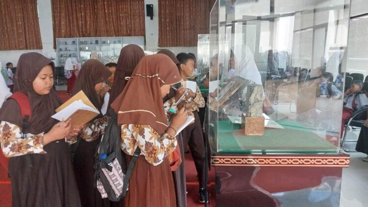 PAMERAN ARTEFAK— Sejumlah pelajar bersama guru antusias melihat artefak berupa peninggalan Nabi Muhammad SAW, di Ruang Bagindo Aziz Chan, Balai Kota Padang, Aie Pacah, mulai dari 7 Agustus hingga 13 Agustus mendatang.