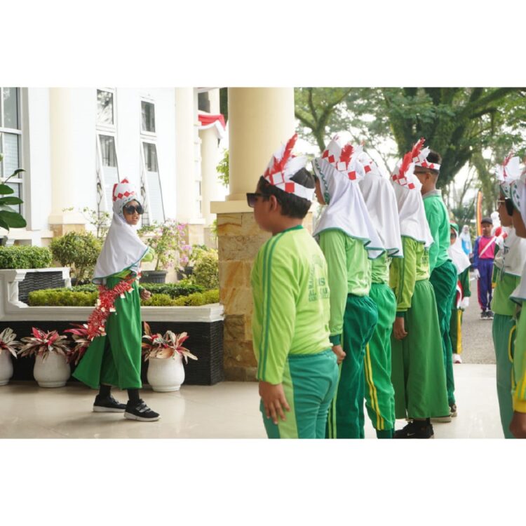 Gerak Jalan Hari Ketiga, Pelajar Solsel Penuh Semangat 1 SEMANGAT— Para pelajar Solok Selatan bergitu bersemangat mengikuti perlombaan gerak jalan HUT RI ke 79.