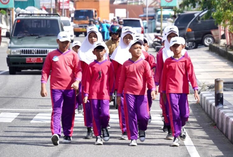 Lomba Gerak Jalan Tingkat SD, SLTP dan SLTA Meriahkan HUT RI 1 TAMPILKAN—Terlihat peserta gerak jalan anak anak SD menampilkan kebolehannya dan kerapiannya.