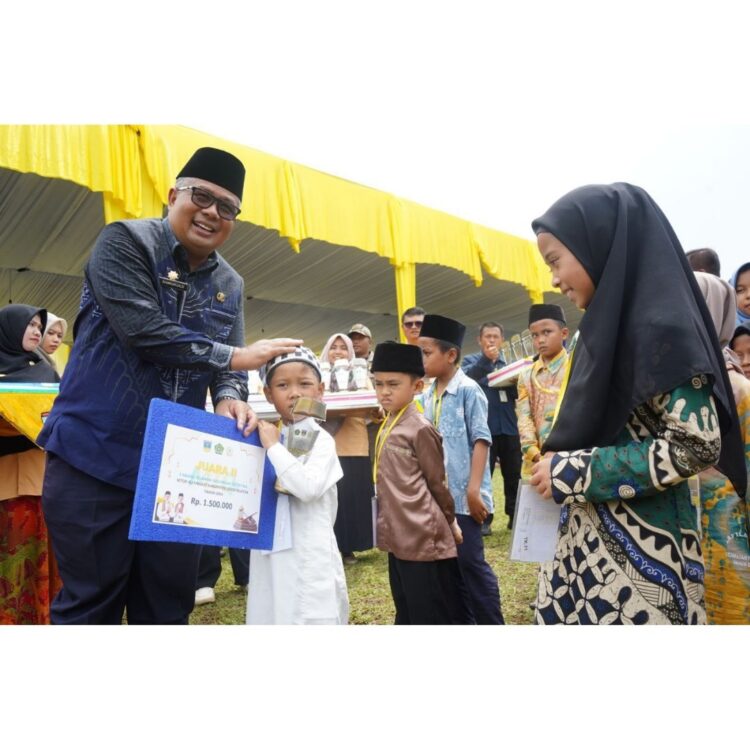 MTQ Kabupaten Usai, Sungai Pagu Jadi Juara Umum 1 SERAHKAN—Sekretaris Daerah Solok Selatan H. Syamsurizaldi menyerahkan Piala Bergilir ini kepada Camat Sungai Pagu dan didampingi oleh seluruh Kafilah dari kecamatan tersebut.