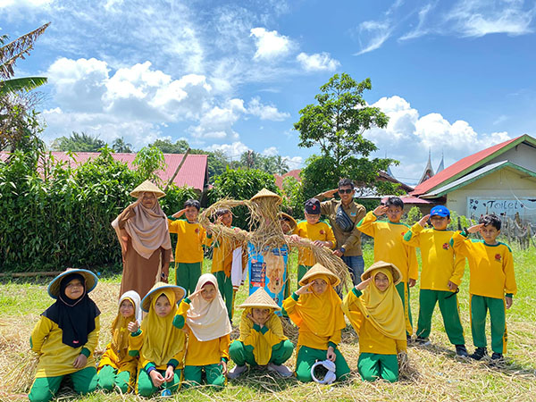 KUNJUNGI DESA WISATA— Murid SDIT Ar Royan Kota Padang kunjungi Desa Wisata Kubu Gadang, Kelurahan Ekor Lubuk, Kecamatan Padang Panjang Timur, Kamis (29/8) kemarin.