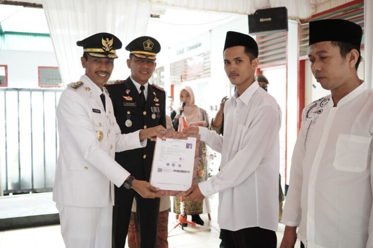 SERAHKAN—  Wakil Bupati Solok Selatan Yulian Efi serahkan secara simbolis remisi bagi warga binaan Lapas Muaro Labuah.