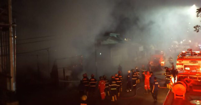 Bengkel Truk Ludes Dilahap si Jago Merah 1 KEBAKARAN— Petugas Damkar melakukan penyemprotan air untuk memadamkan api yang membakar bengkel di Jalan By Pass Batung Taba, Lubeg.