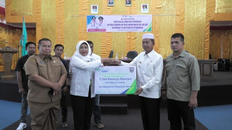 7.764 Petani Pekebun Sawit Pasbar Terima Kartu Peserta BPJS Ketenagakerjaan 1 SERAHKAN KARTU BPJS— Wakil Bupati Pasbar, Risnawanto didampingi Sekretaris Daerah Hendra Putra, serahkan kartu peserta BPJS Ketenagakerjaan.