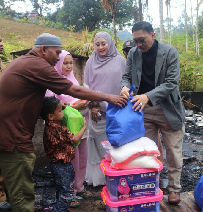 Hendrajoni dan Lisda Hendrajoni Serahkan Bantuan Pada Korban kebakaran di Siguntur Tua, Tarusan Pessel 1 7187f18b bdd8 4b45 af63 3b02a94b5702