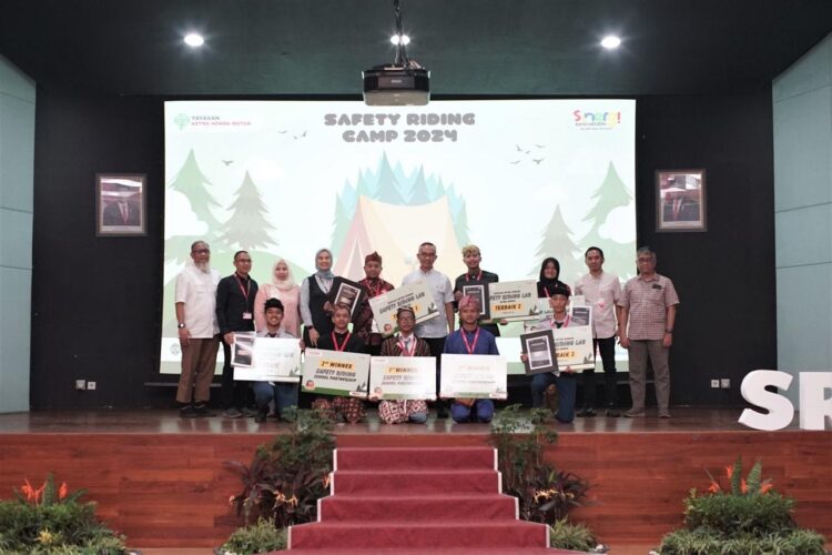 Beradu Gagasan Kampanyekan Keselamatan Berkendara 1 DUTA KESELAMATAN-Ketua Yayasan Astra Honda Motor (Yayasan AHM) Ahmad Muhibbuddin berfoto bersama anak muda duta keselamatan berkendara dalam Safety Riding Camp 2024.