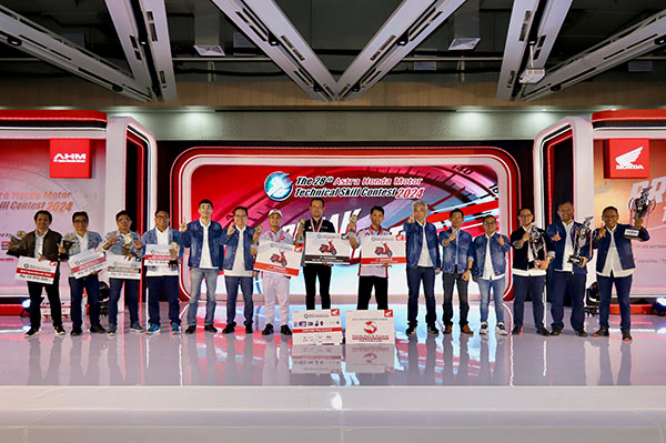 PEMENANG— Jajaran Direksi PT Astra Honda Motor berfoto bersama pemenang The 28th Astra Honda Technical Skill Contest 2024, kompetisi uji kalibrasi kompetensi teknisi dan service advisor sepeda motor Honda ini berlangsung di Astra Honda Safety Riding & Training Center, Deltamas, Cikarang, Jawa Barat pada 21-23 Agustus 2024.