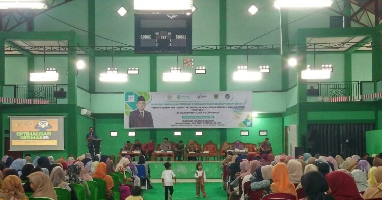 SAMPAIKAN—Anggota DPRD Lima Puluh Kota Deni Asra saat menyampaikan sambutan terkait dengan Germas.