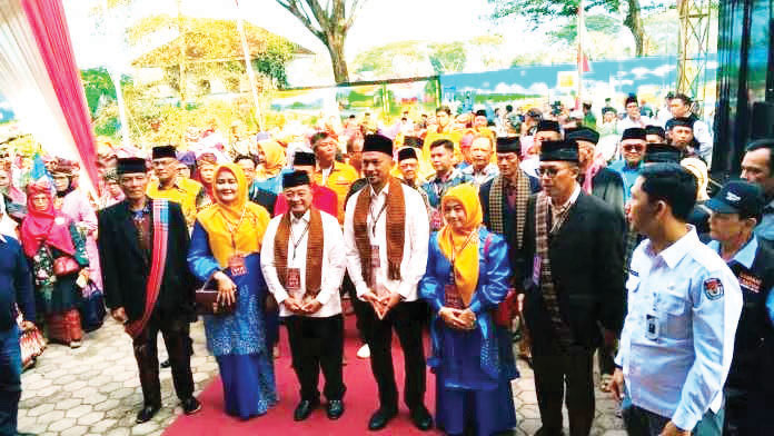 Diantar Ribuan Pendukung, Almaisyar-Joni Hendri Mendaftar ke KPU Payakumbuh 1 MENDAFTAR KE KPU— Paslon Wali Kota-Wakil Wali Kota Payakumbuh Ir. H.Almaisyar Dt. Bangso Dirajo Nan Kuniang - Joni Hendri secara resmi mendaftar ke KPU Kota Payakumbuh, Kamis (29/8) pagi.