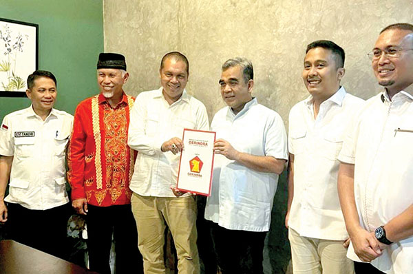 TERIMA MANDAT— Sekretaris Jenderal (Sekjen) Partai Gerindra Ahmad Muzani, menyerahkan SK penugasan atau mandat kepada kader Gerindra, Maru Saerejen untuk maju sebagai calon Bupati Kepulauan Mentawai 2025-2030.