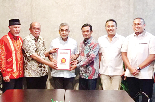 PENYERAHAN SK—Sekjen Partai Gerindra Ahmad Muzani, menyerahkan SK dukungan DPP Gerindra untuk calon Wali Kota Payakumbuh Supardi dan calon Wakil Wali Kota Tri Venindra, Sabtu (10/8).