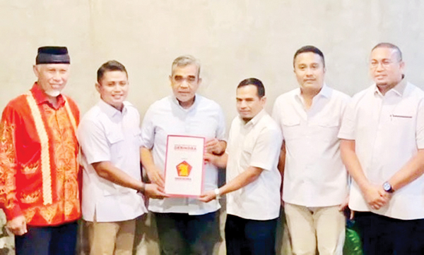 Andre Rosiade: Waktunya Jon Pandu-Chandra Pimpin Kabupaten Solok 1 TERIMA MANDAT— Pasangan calon bupati dan wakli bupati Solok, Jon Pandu dan Candra saat menerima mandat atau SK yang diserahkan Sekretaris Jenderal DPP Gerindra Ahmad Muzani, didampingi Ketua DPD Gerindra Sumbar Andre Rosiade, beberapa waktu lalu.