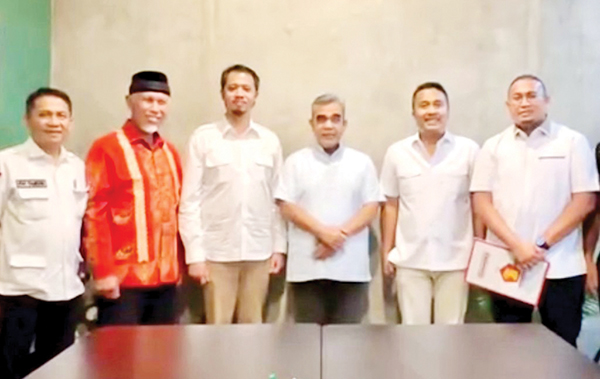 Andre Rosiade: Warga Bukittinggi Insya Allah Dukung Erman Safar-Heldo 1 KEMBALI MAJU— Wali Kota incumbent Erman Safar bersama Sekjen Partai Gerindra Ahmad Muzani, saat menerima SK pencalonan kembali sebagai Wali Kota Bukittinggi pada Pilkada Serentak November mendatang.
