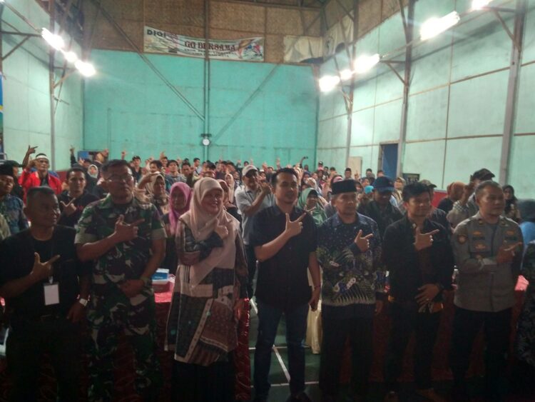 Ratusan Masyarakat Kecamatan Suliki Antusias Ikuti KIE 1 FOTO BERSAMA—Anggota DPRD Limapuluh Kota Deni Asra berfoto bersama ratusan peserta KIE di Kecamatan Suliki, Kabupaten Limapuluh Kota.