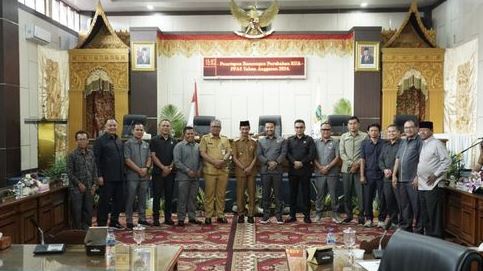 PAMIT— Anggota DPRD Solok Selatan masa jabatan 2019-2024 foto bersama usai acara sidang pleno dan pamit.