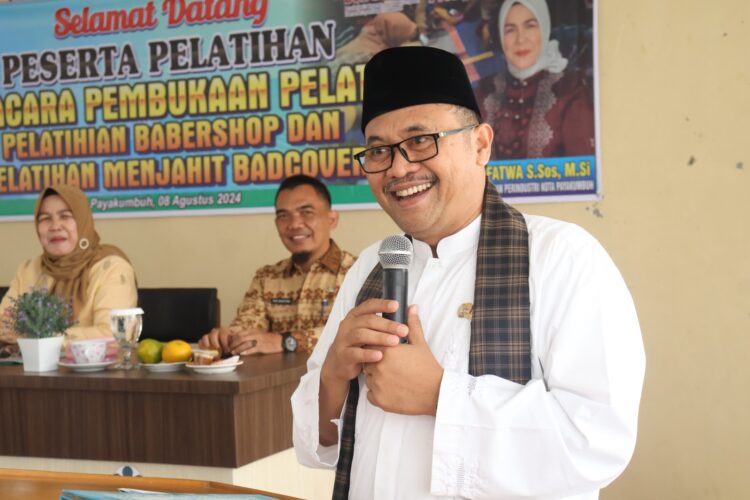 SAMBUTAN—Pj. Wali Kota Payakumbuh Suprayitno berikan sambutan saat membuka pelatihan kerja kemarin.