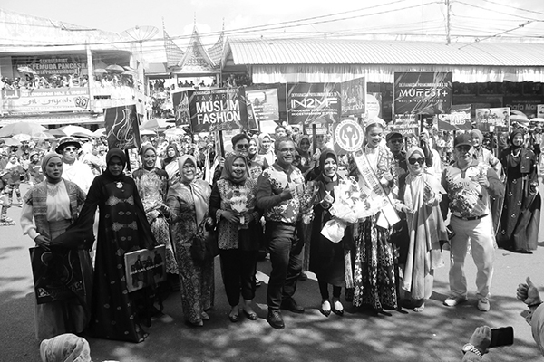 Masyarakat Antusias Saksikan Pawai Alegoris 17 Agustus 1 FOTO BERSAMA—Sekdako Payakumbuh Rida Ananda foto bersama peserta pawai Alegoris memeriahkan HUT ke-79 Kemerdekaan RI.