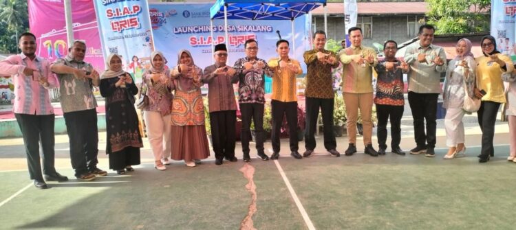 LAUNCHING— Deputi Kepala Perwakilan BI Sumbar, Dandy Indarto Seno bersama Pj Wali Kota Sawahlunto saat launching SIAP QRIS di Desa Desa Sikalang, Kecamatan Talawi.