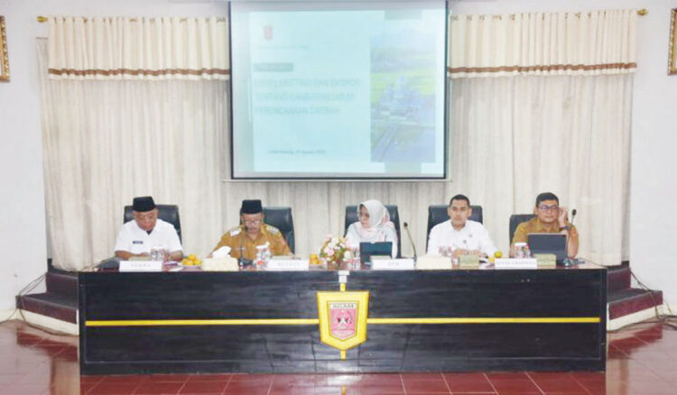 ENTRY MEETING— Pemerintah Kabupaten Agam bersama Badan Pemeriksa Keuangan (BPK) Sumatera Barat menggelar Entry Meeting dan ekspos tentang gambaran umum perencanaan daerah Kabupaten Agam di Aula Kantor Bupati Agam pada Senin (19/8).