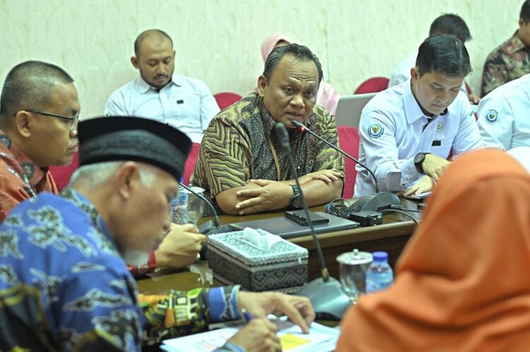 BAHAN POTENSI KELAUTAN— Gubernur Sumbar Mahyeldi Ansharullah pimpin pertemuan  antara Pemprov Sumbar dengan sejumlah Unit Pelaksana Teknis (UPT) yang berada di bawah Kementerian Kelautan dan Perikanan (KKP), Kamis (8/8).