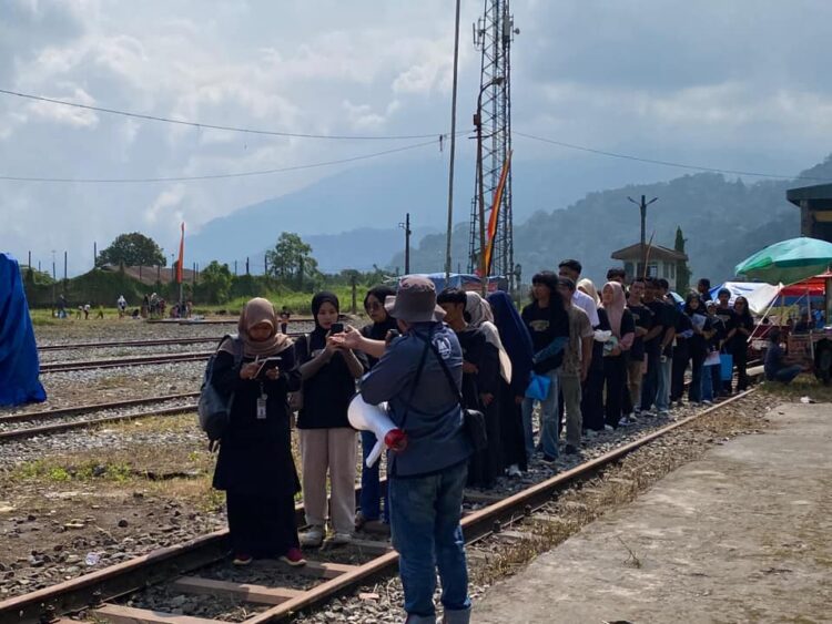 JELAJAH—Acara Galanggang Arang #8 2024 di Stasiun Kereta Api Padang Panjang diisi dengan Jelajah WTBOS dan Diskusi.