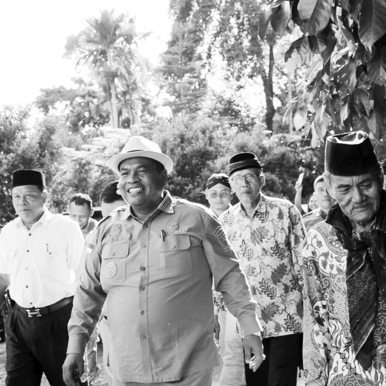 Bangun Fasilitas Umum, Ciptakan Lingkungan Bersih 1 TINJAU—Bupati Padangpariaman Suhtari Bur Saat memantau TMMD pembangunan Surau Ampalam Korong Koto Bangko, Nagari Sungai Sirah, Kecamatan Sungai Geringging.